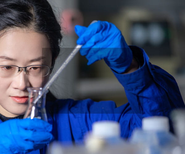 Une scientifique travaillant dans un laboratoire de Roquette Chine